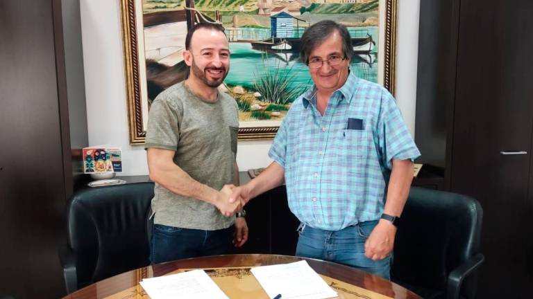 Antonio Suárez i Miquel Cervelló signant l’acord de govern a Riba-roja d’Ebre. Foto: Cedida