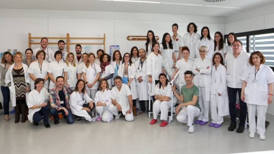 Imagen de familia de los profesionales que conforman el servicio sociosanitario del Hospital Sant Joan. Foto: Alba Mariné