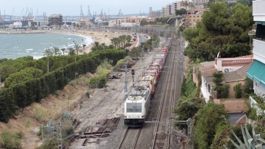 El alcalde teme que si no se ejecuta en breve la obra del tercer carril la ciudad de Tarragona se quedará sin prestaciones ferroviarias. Foto: Pere Ferré