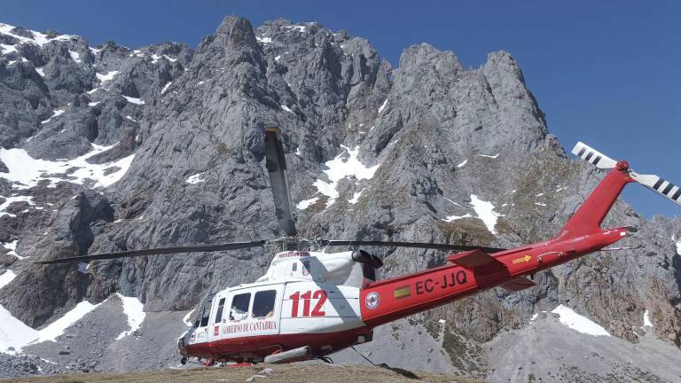 Se ha activado el Grupo de Rescate e Intervención en Montaña (Greim) de la Guardia Civil con helicóptero y el equipo de la aeronave del 112 Cantabria. Foto: EFE