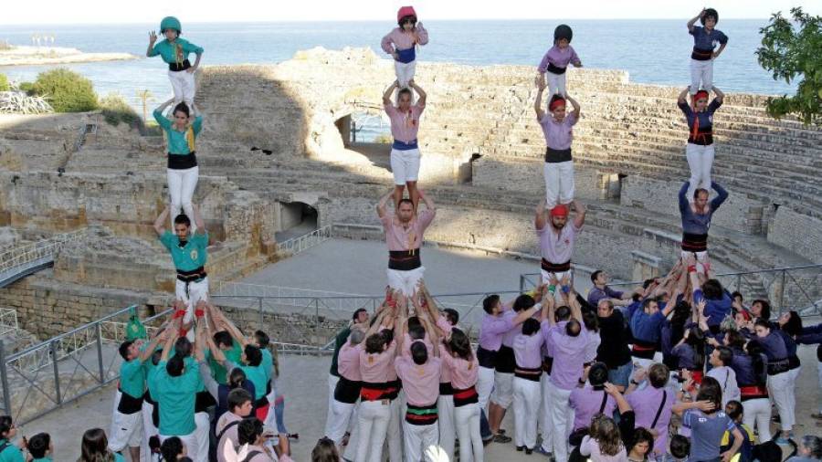 Imagen de las cuatro colles realizando 'pilars' en el Amfiteatre durante la presentación de 'Tarragona Ciutat de Castells'. Foto: Lluís Milián