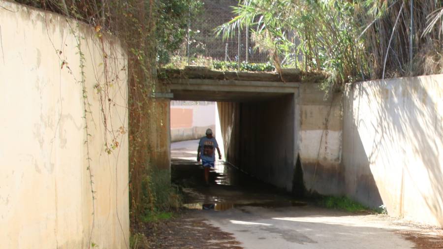 El túnel de la vía del tren es estrecho, pero no presenta patologías, solo humedad foto: A. Mariné