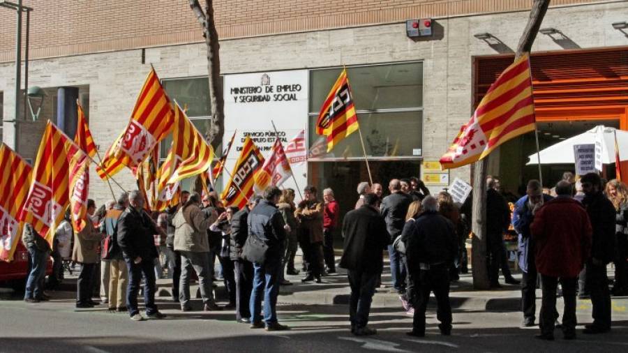 Manifestación ante la sede de Fogasa en Tarragona en febrero de 2014 por el retraso de los expedientes. Foto: Ll. Milián