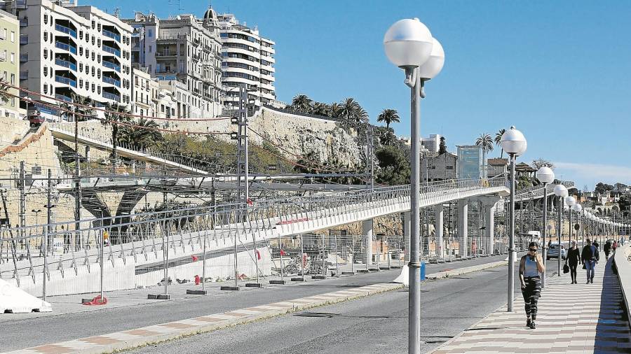 Imagen de la última etapa de las obras de construcción de la futura pasarela, que facilitará el acceso a la playa del Miracle.