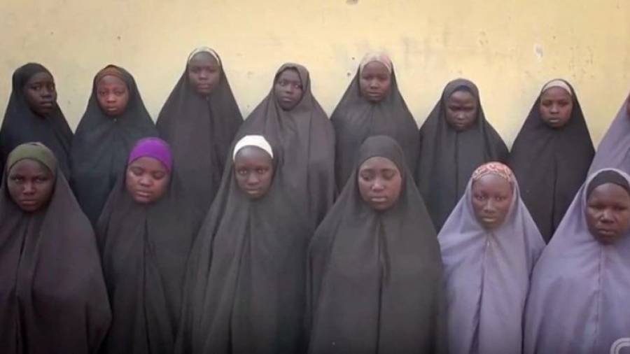 Las niñas de Chibok, ataviadas con el velo integral islámico, en un vídeo anterior difundido por Boko Haram. CNN