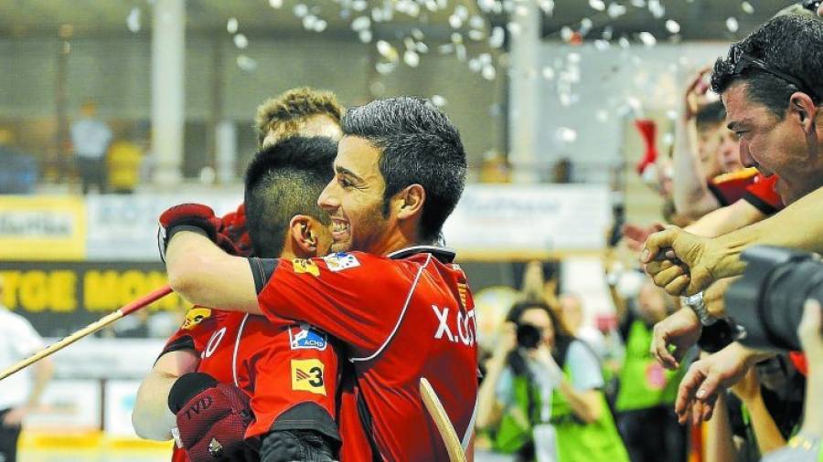 Xavi Costa y Matías Platero celebran un gol ante el Barcelos, con los aficionados rojinegros. Foto: Alfredo González