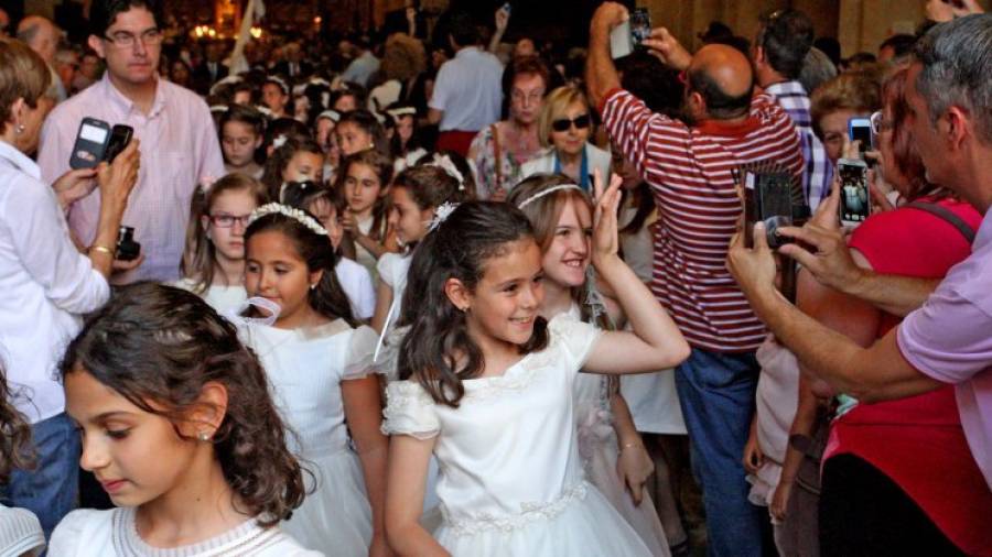 Las niñas radiantes, vestidas de comunión acapararon todas las miradas a su salida de la Catedral tras el oficio. Foto: Lluís Milián