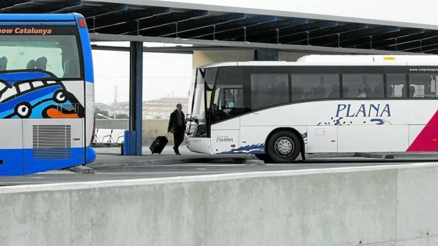 Un viajero sube a uno de los autobuses que para en la estación de Camp de Tarragona. Foto: DT