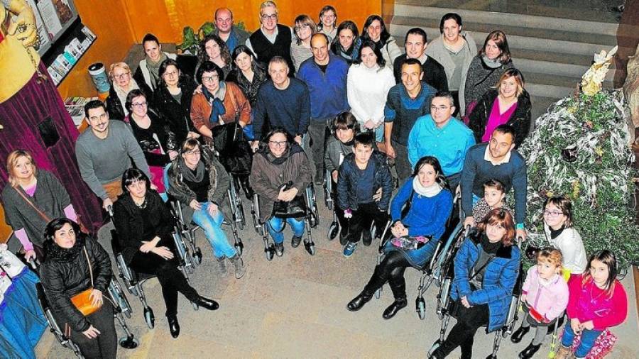 Las siete sillas de ruedas se entregaron a los representantes de las escuelas en el Ayuntamiento. Foto: aj. vila-seca