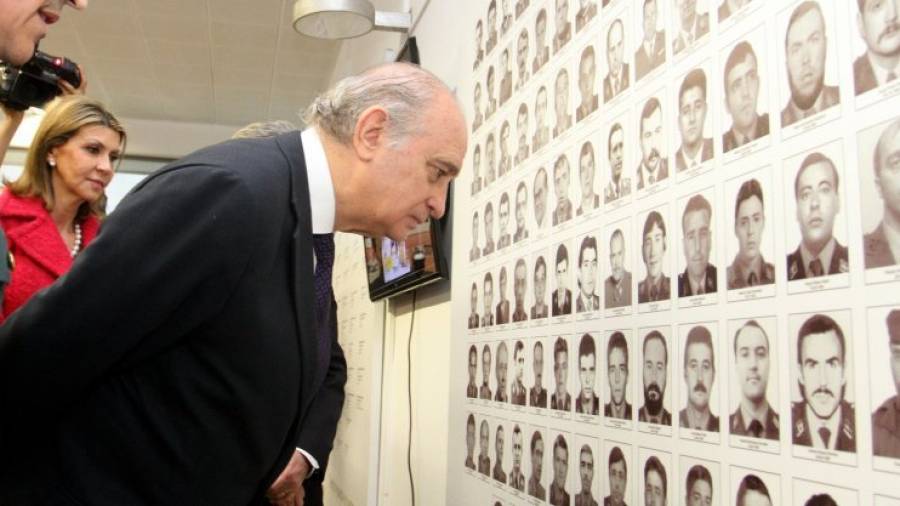 El ministro del Interior mira las fotografías de los guardias civiles muertos. Foto: Lluís Milián