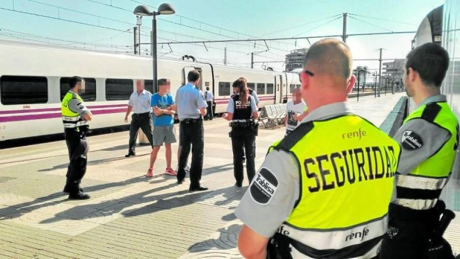 El personal de seguridad de Renfe con los Mossos y los menores, el viernes por la tarde en la estación. Foto: dt