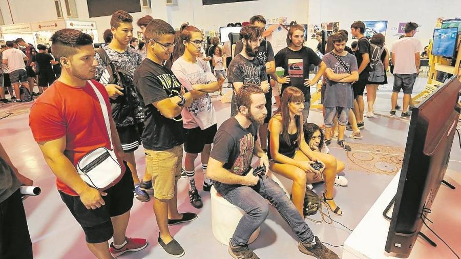 Los visitantes tuvieron la oportunidad de probar un juego de realidad virtual con PlayStation. FOTO: PERE FERR&Eacute;