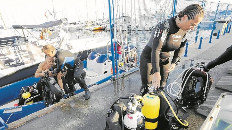 Un grupo de submarinistas se prepara para realizar una inmersi&oacute;n con la empresa Mar de Hielo. FOTO: Pere Ferr&eacute;