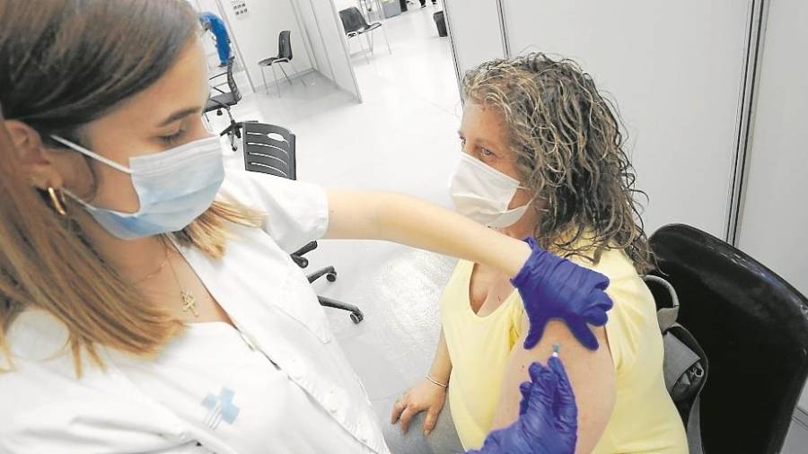 El momento de la verdad Pinchar con amor Georgina Gual, enfermera, inocula la vacuna a Josefa Pardo. En este momento, se alerta al paciente de posibles efectos secundarios. foto: Pere&nbsp;Ferré