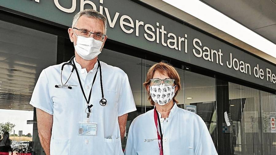 El pediatra Albert Feliu y la doctora Núria Plana delante del Hospital Universitari Sant Joan de Reus. FOTO: ALFREDO GONZÁLEZ