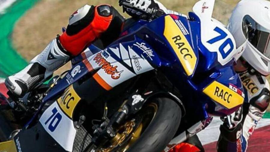 El piloto de Alcanar Marc Alcoba con su moto, disputando una competición. FOTO: Cedida