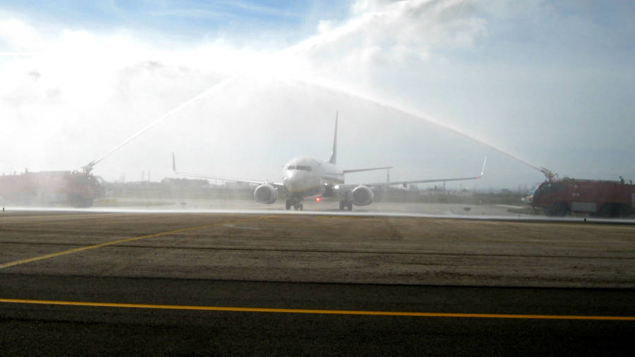 El avión de Ryanair, pasando el tradicional arco de agua en el Aeropuerto de Reus. FOTO: AENA
