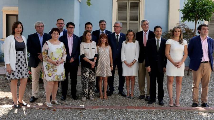 Foto de familia de las delegaciones del Grupo Ciudades Patrimonio de la Humanidad, ayer por la mañana en la terraza de Casa Canals. Foto: Lluís Milián