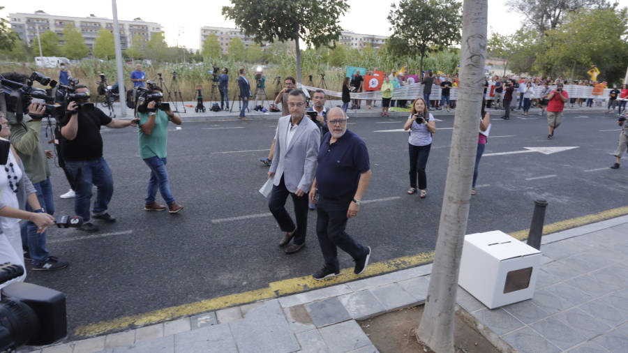 El director de 'El Vallenc' llegando a las dependencias de la Guardia Civil en Tarragona. Foto: Llu&iacute;s Milian
