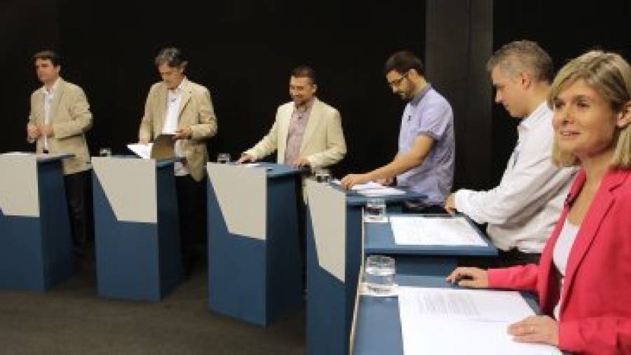 Sánchez, Gibert, Pitarch, López, Tafalla y Llauradó, ayer antes de iniciar el debate en los estudios de Canal Reus Televisió. Fotos: Pere Ferré