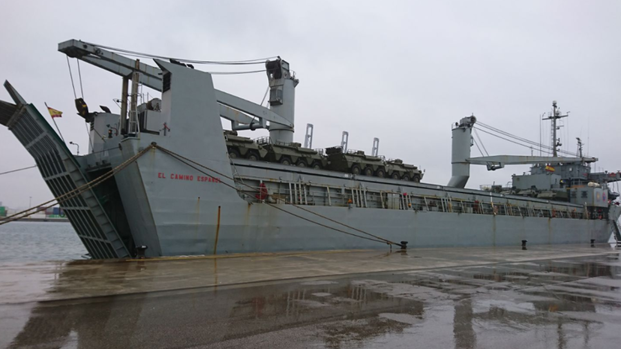 El buque de la Armada con veh&iacute;culos militares en cubierta en el Port de Tarragona. FOTO: Ministerio de Defensa