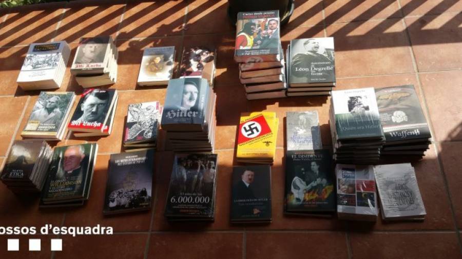 Part del material d´ideologia nazi requisat ahir pels Mossos d´Esquadra a la llibreria Europa. Foto: ACN
