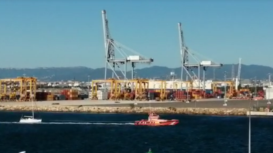La lancha de salvamento y el velero entrando por la ma&ntilde;ana en el puerto de Tarragona.