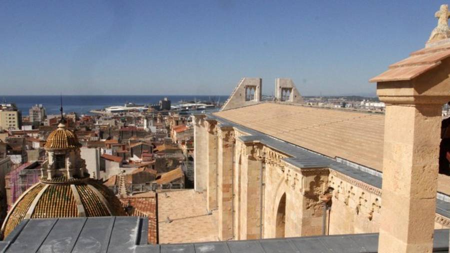 La Catedral es el punto más alto de la ciudad, 68 metros por encima del nivel del mar, al fondo. Foto: Lluís Milián