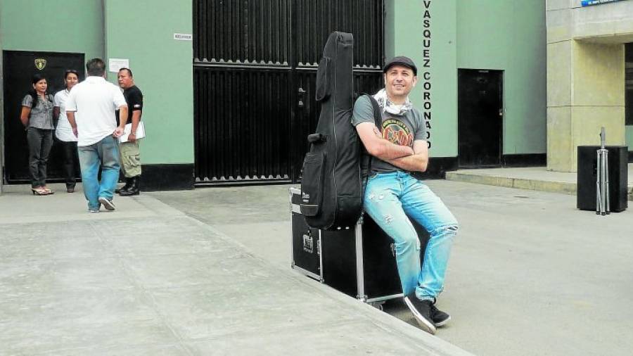 El músico Jaume Blanc (El Toubab), a las puertas de Ancón II, una cárcel ubicada en pleno desierto peruano, en mitad de un paisaje lunar. Allí actuó durante su gira sudamericana. FOTO: DT