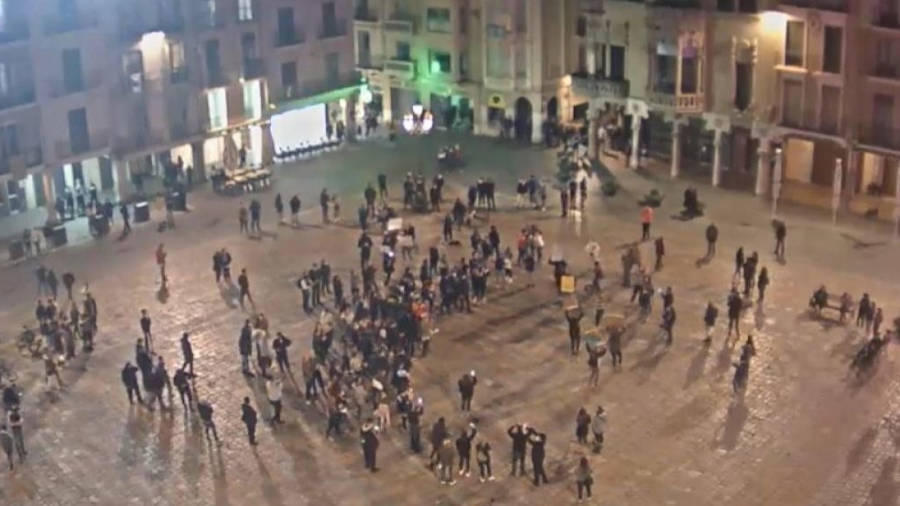 Concentración de protesta contra la implantación del toque de queda, el pasado miércoles por la noche en Reus. FOTO: Cedida