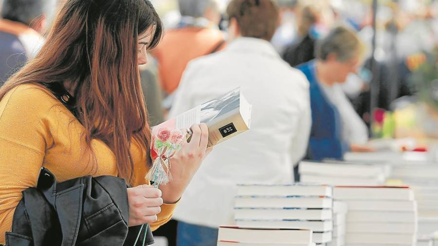 Un dona mira llibres a Cambrils el dia de Sant Jordi de l’any passat. Foto: Fabián Acidres