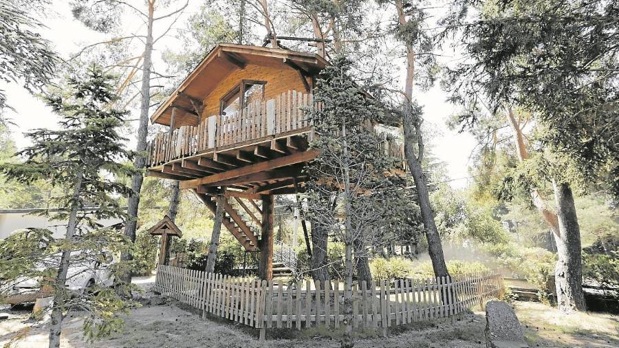 Una de las casas colgadas en el árbol que componen la oferta de alojamiento de este complejo rural. fotos: Pere Ferré