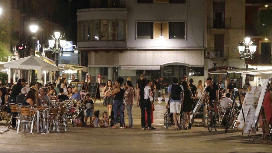 Imagen del viernes por la noche en la Pla&ccedil;a de la Font. Foto: Pere Ferr&eacute;