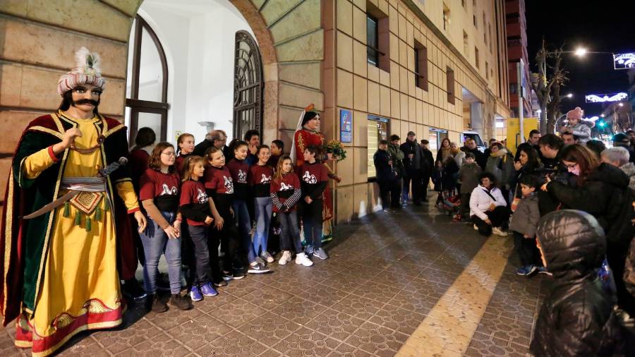 Los Gegants Vells Petits de Tarragona con sus portantes a la puertas del Hospital Santa Tecla, su nueva casa. FOTO: Pere Ferré