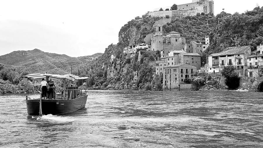 Uno de los itinerarios ,que realizan algunos barcos de la región, en el que los pasajeros podrán pasar por el lado del castell de Miravet y contemplarlo.